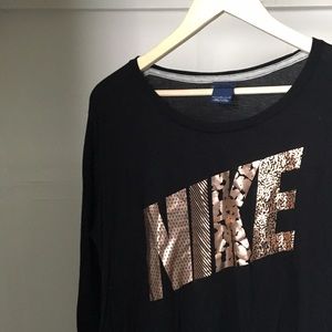 Long sleeve sz L Nike top with gold letters