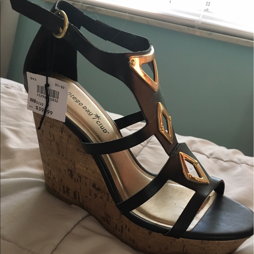 Montego Bay Club Black Wedges. Size 9 NEVER WORN!!