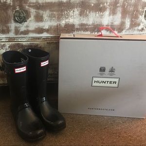 Short black hunter boots