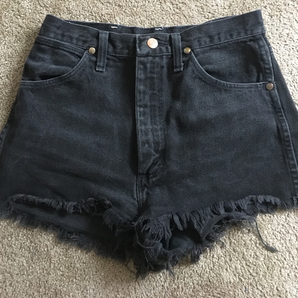 Vintage Wrangler black high wasted denim shorts.