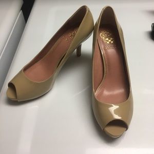 *NEVER WORN* Vince Camuto Nude pumps