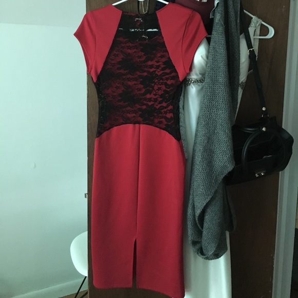 Red lace dress - Picture 2 of 3