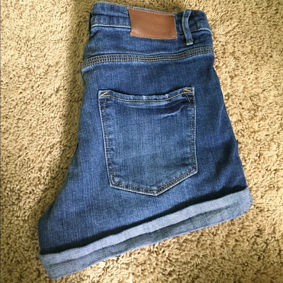 Simple jean short - Picture 2 of 3