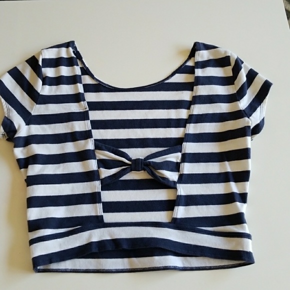 🌴Hollister Striped crop top with open back - Picture 2 of 3