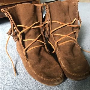 Minnetonka fringe short boots