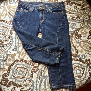 Marciano Capri Jeans w/zipper and threaded accents