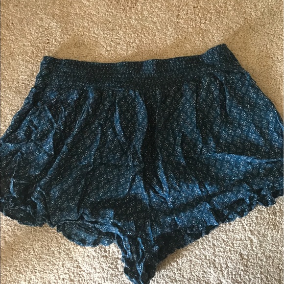 CUTE American Eagle Outfitters Shorts - Picture 3 of 3