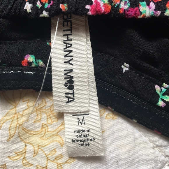 🌸🌺🌹NWOT Crop top🌷🌹 - Picture 4 of 4