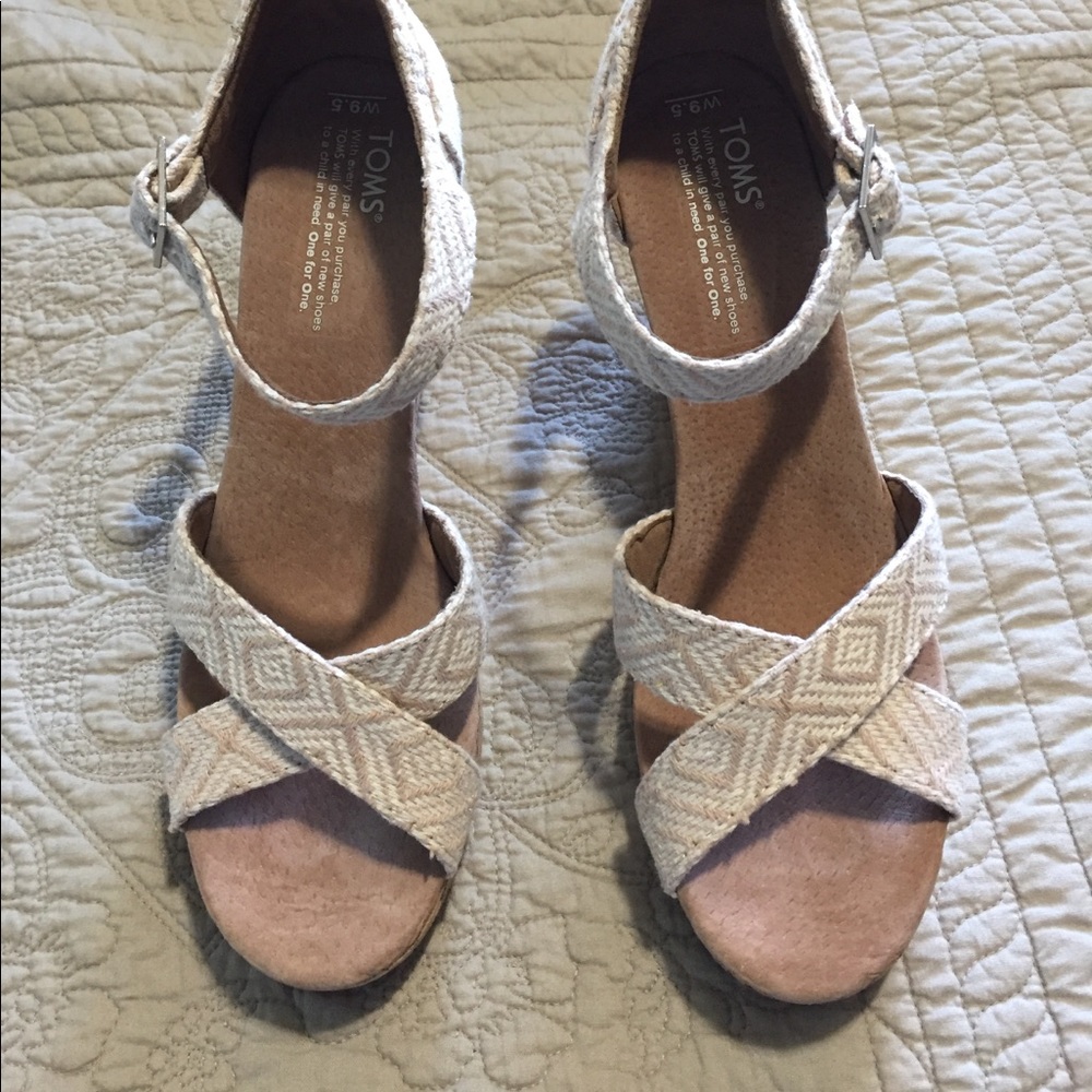 Brand new Toms heels. Never worn.