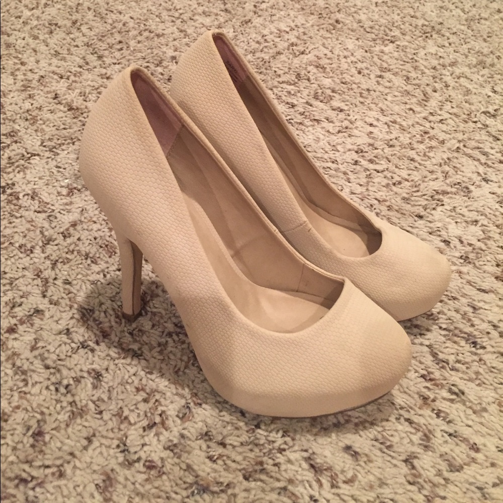 Size 6 nude pumps