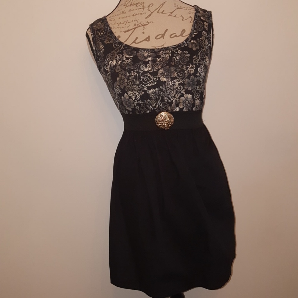 Black sleveless dress