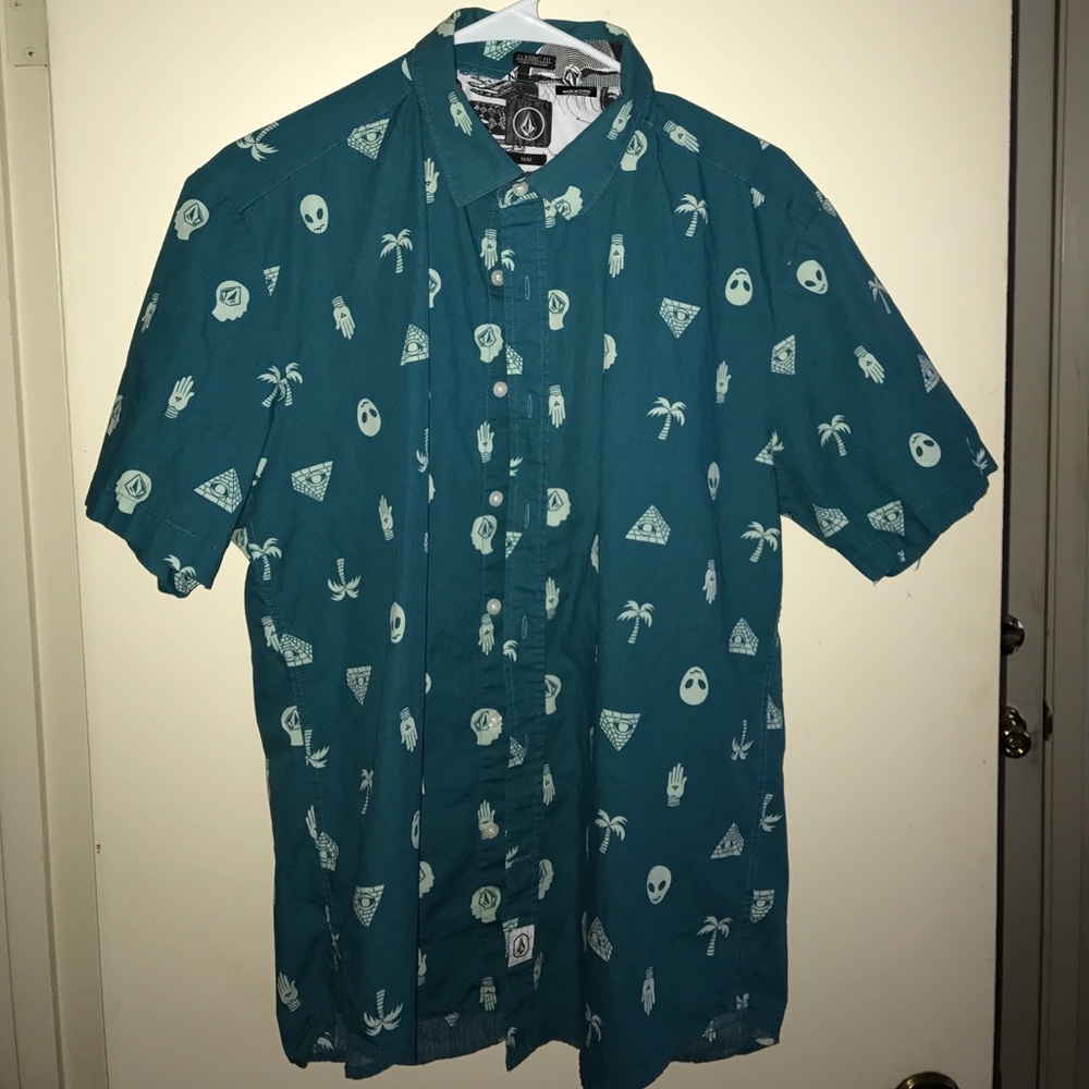 Men's short sleeve shirt.
