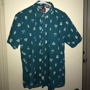 Men's short sleeve shirt.