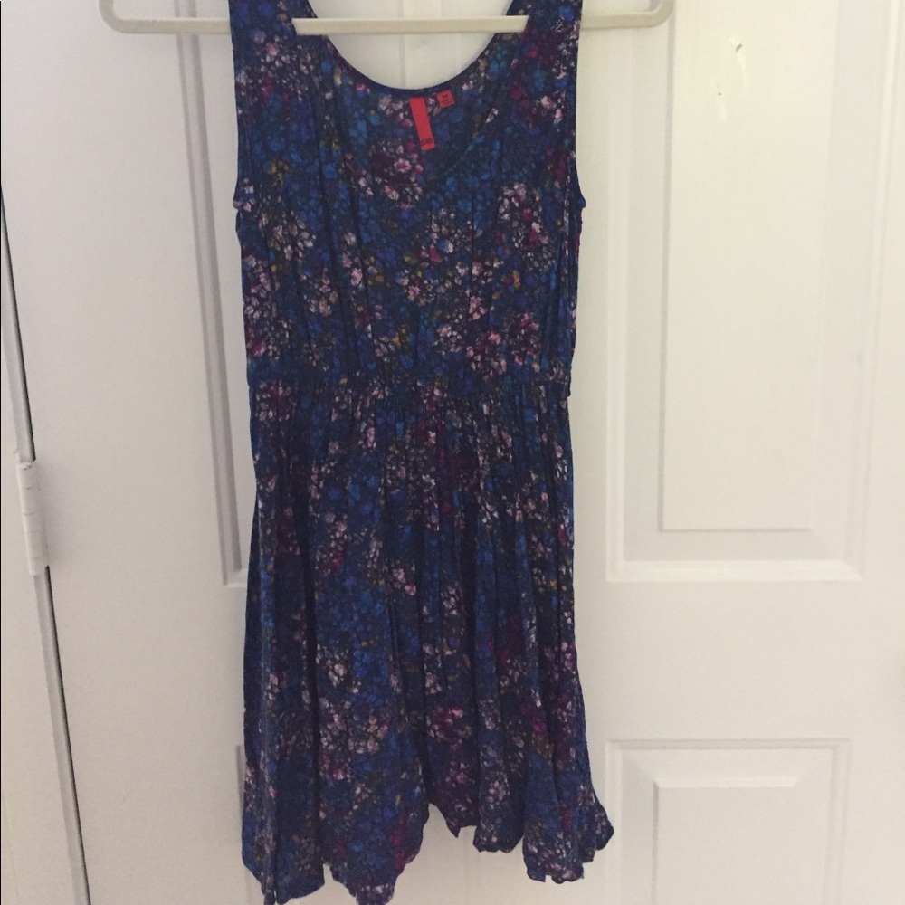 Beautiful colors on this flirty minidress