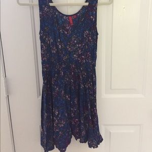 Beautiful colors on this flirty minidress