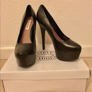 BRAND NEW Steve Madden Dejavu Black - Sz 10
