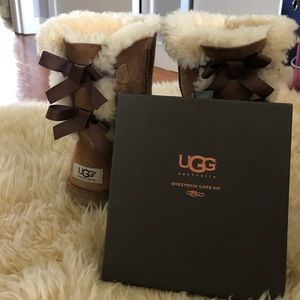 BOW UGGS AND CARE KIT