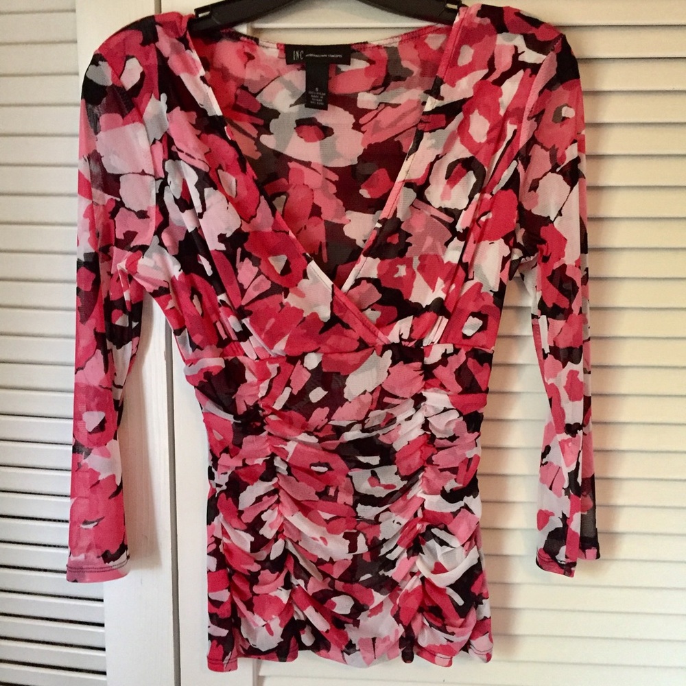 Like New I.N.C. Fitted Floral Top 🌸