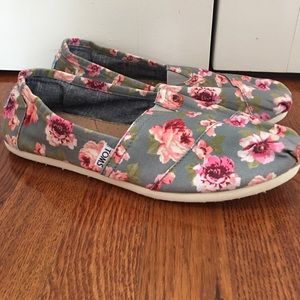 BARELY WORN floral TOMS