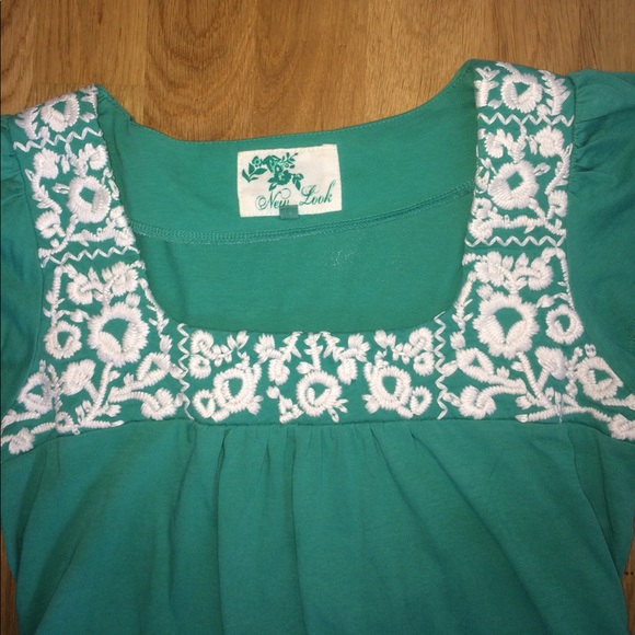 Green top with white embroidery - Picture 2 of 3