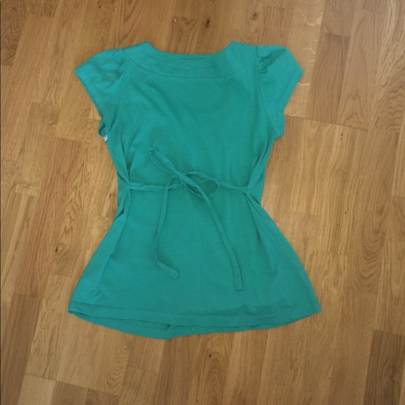 Green top with white embroidery - Picture 3 of 3