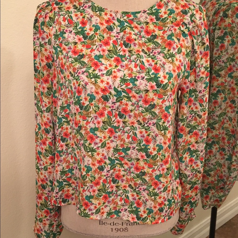 H&M floral semi crop top. Very flowy