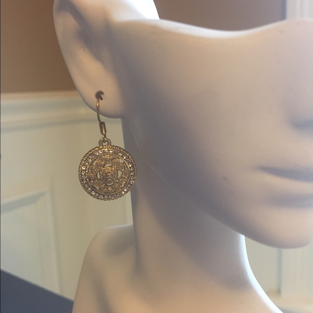 Gorgeous gold tone earrings