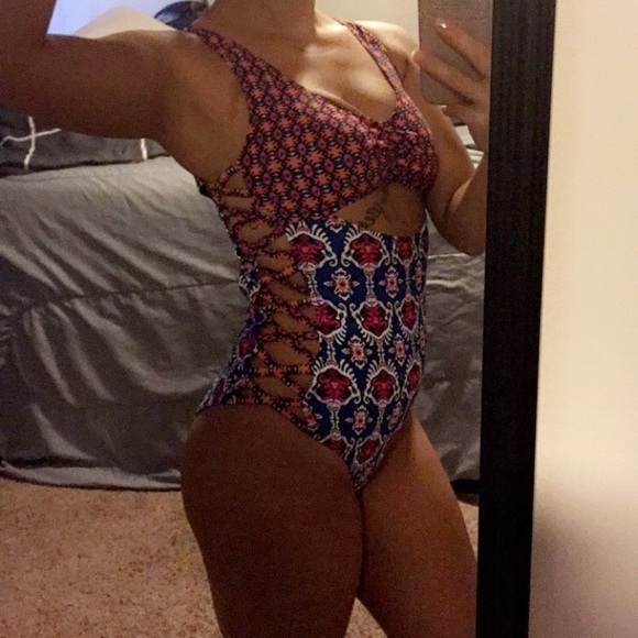 One piece bathing suit - Picture 2 of 6