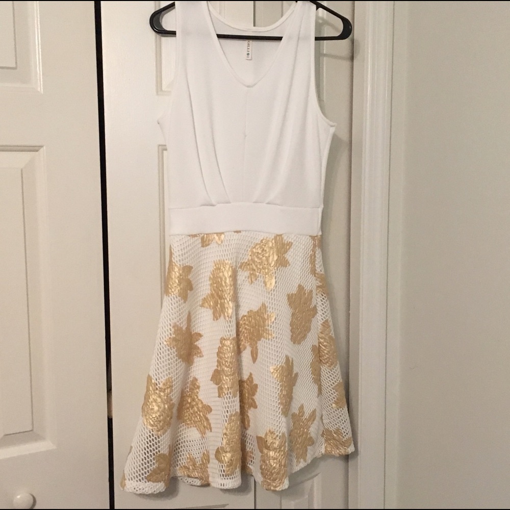 Sleeveless Dress with Appliqué