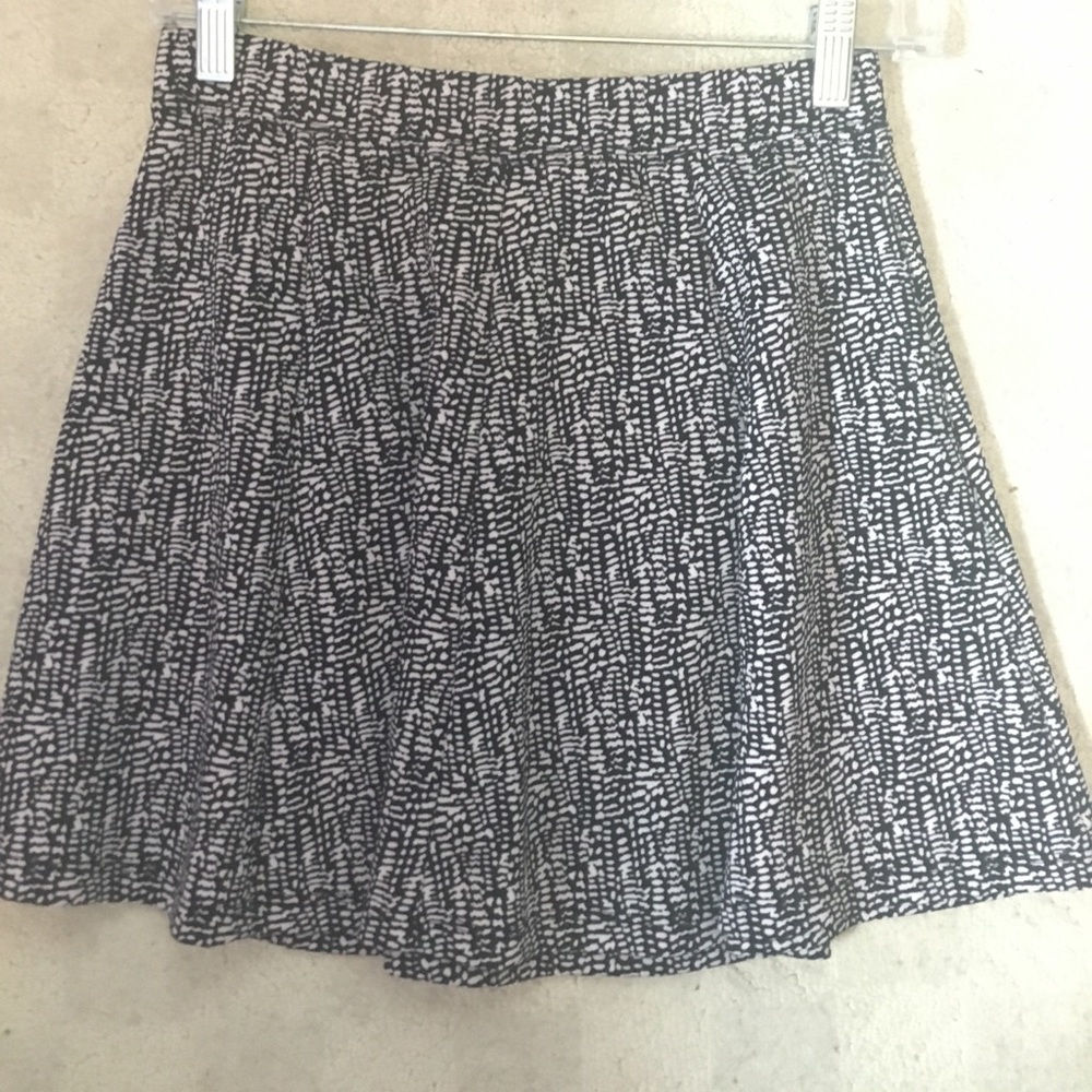 Black and white skater skrirt- worn once!