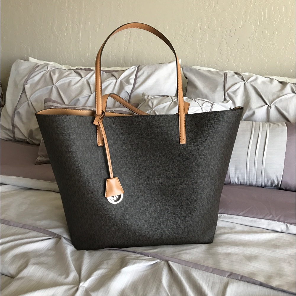 **RESERVED FOR @courrtneeyxo* MK Large Hayley Tote