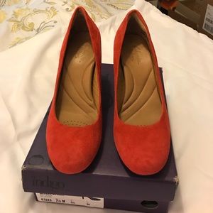 NWT Clarks suede pumps