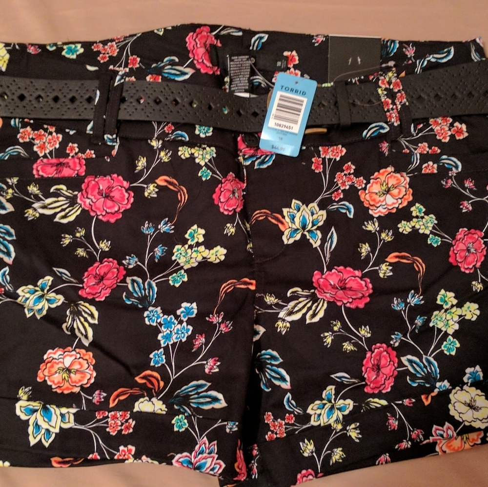 TORRID FLORAL SHORTS
