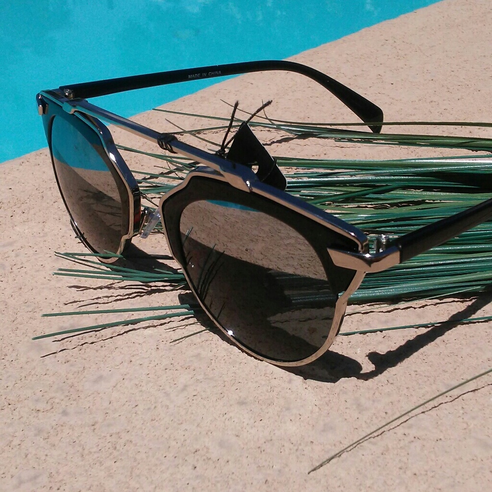 🔹Free with Purchase🔹 - Picture 2 of 4