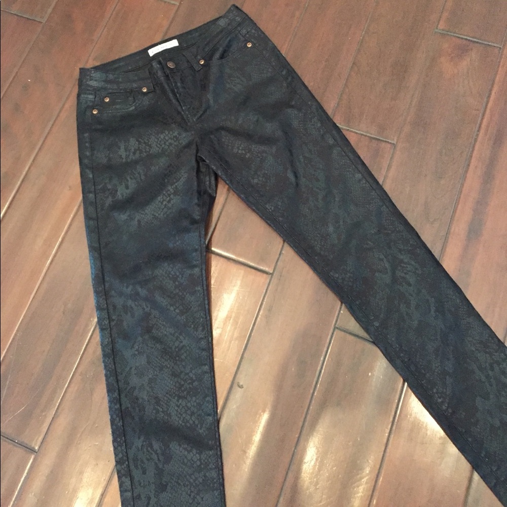 Snake skin design Skinny jeans sz 7 NWOT