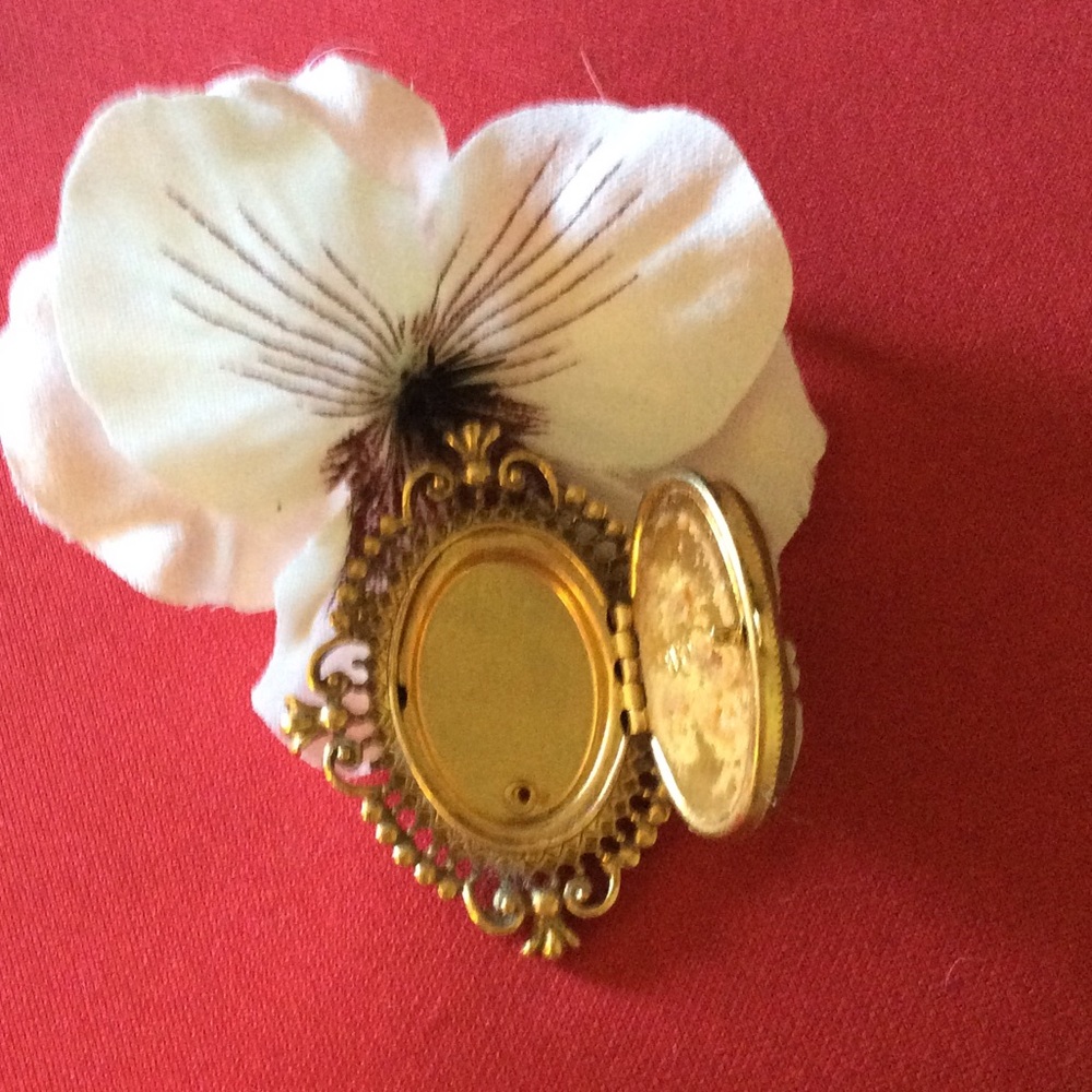 Avon Pin
