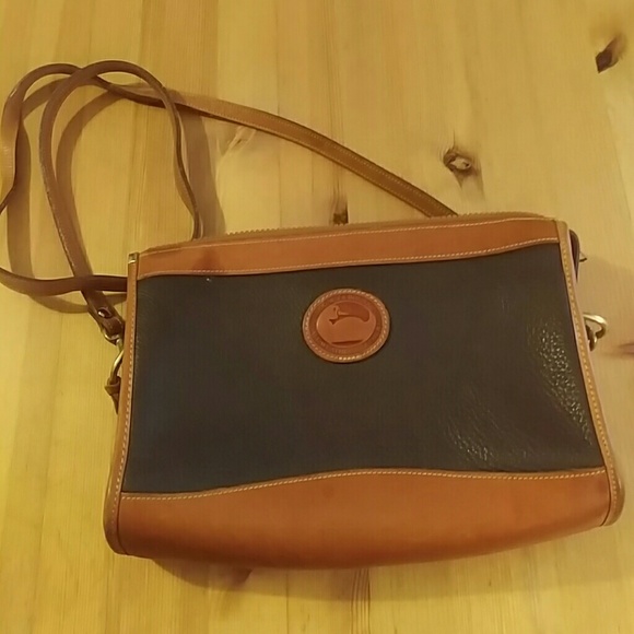 Dooney & Bourke Handbags - Vintage Dooney & Bourke crossbody bag