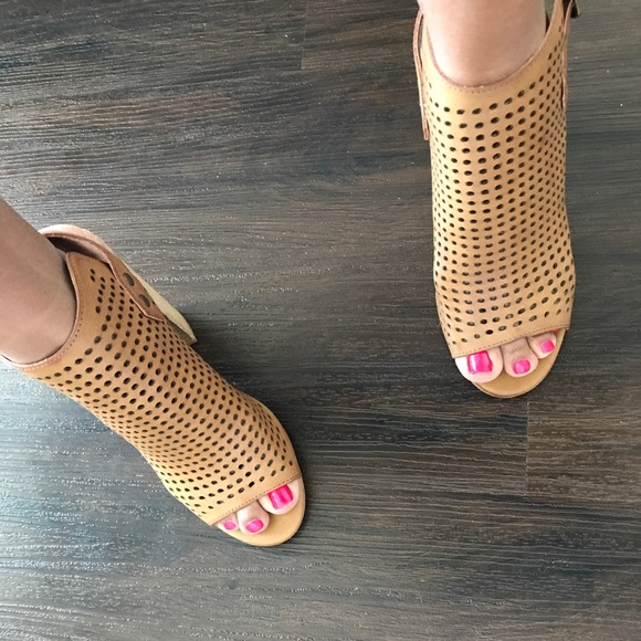 Camel Heels... - Picture 2 of 6