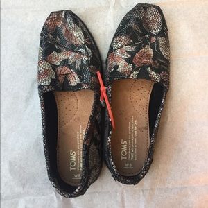 NWOT Toms slip-on shoes