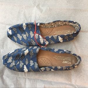 NWOT Toms slip-on shoes with cloud pattern