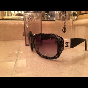 Chanel pre-owned beautiful condition sunglasses