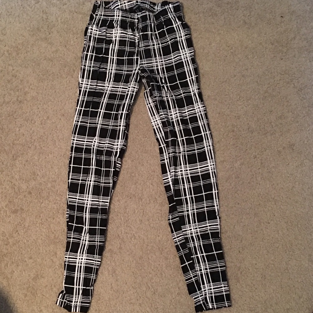 Black and white abstract leggings