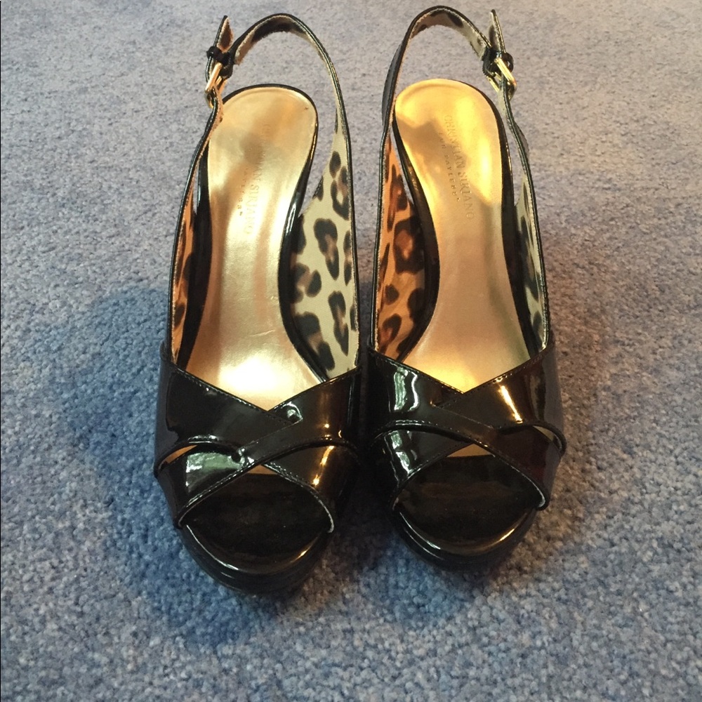 Black patient leather pumps