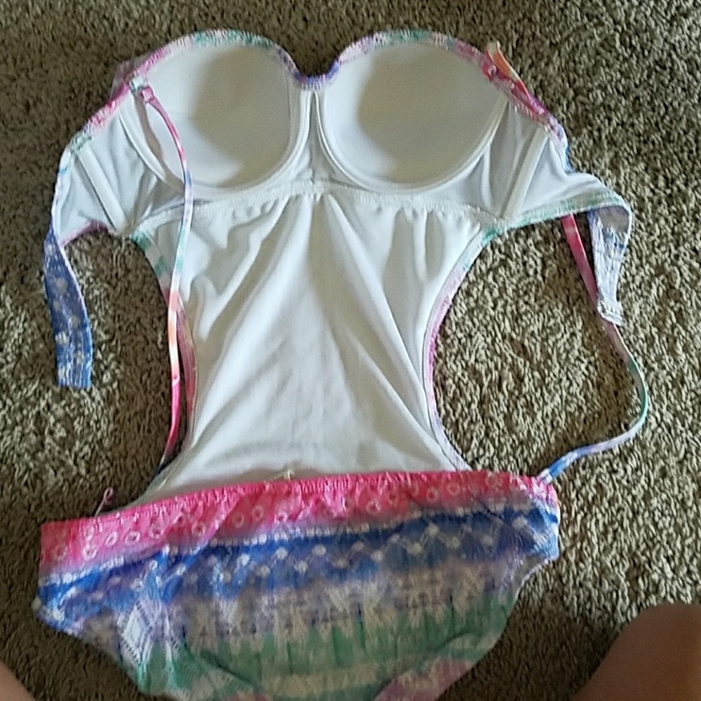 Bathing suit - Picture 2 of 3