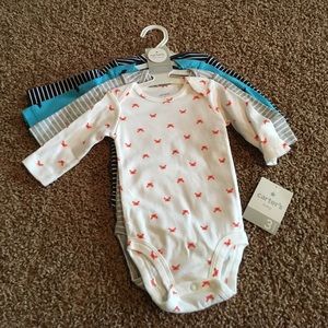 Brand new Carter's long sleeve onsies (3 month)