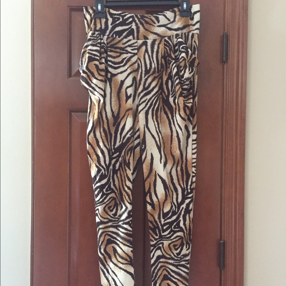 Tiger print leggings with pockets!