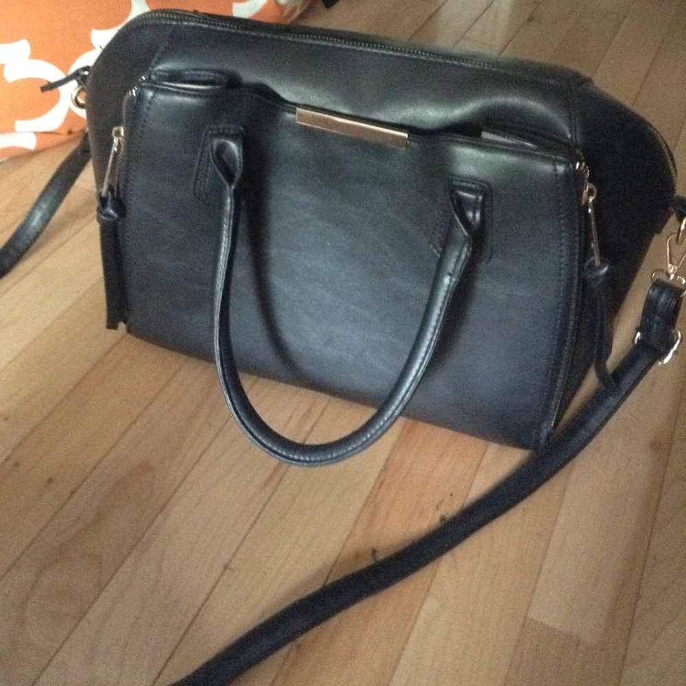 Beautiful, spacious black cross body 💕