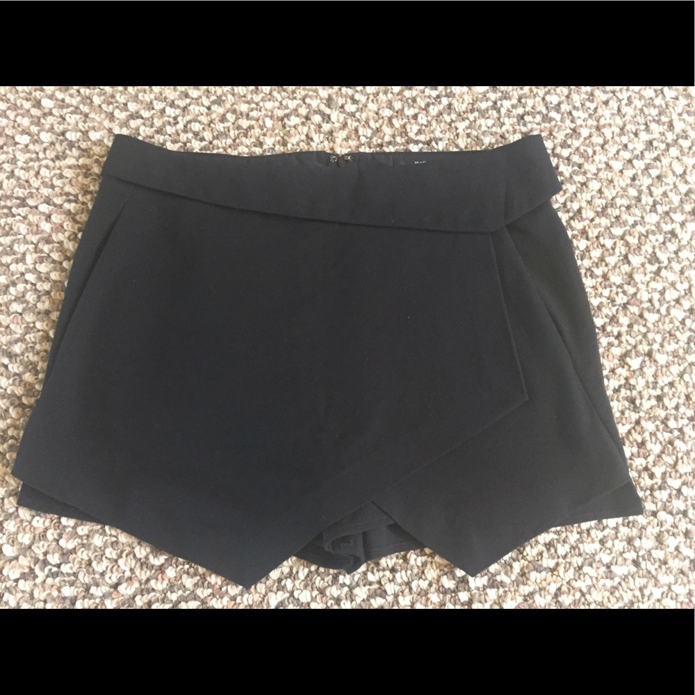Black skort