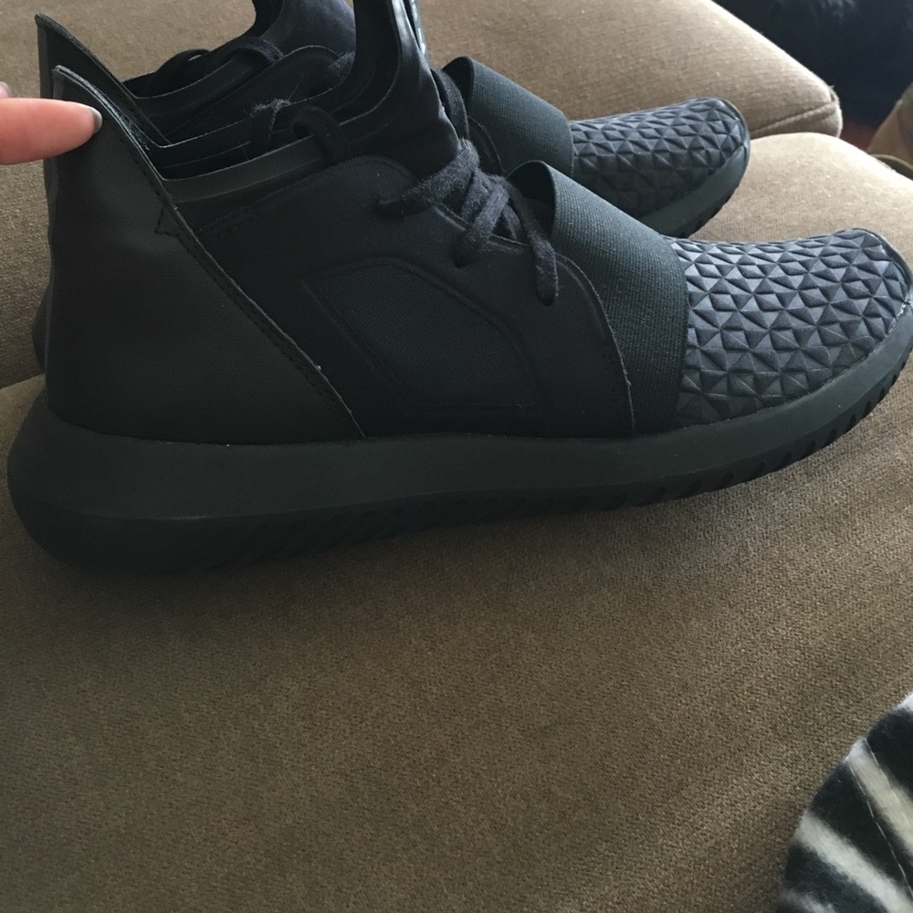 Women's Adidas black sneaker size 9 worn once