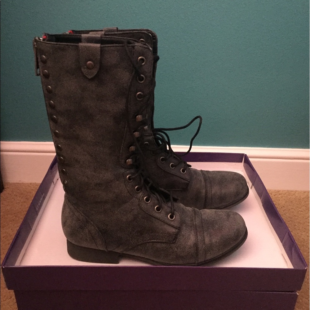 Charcoal color boot